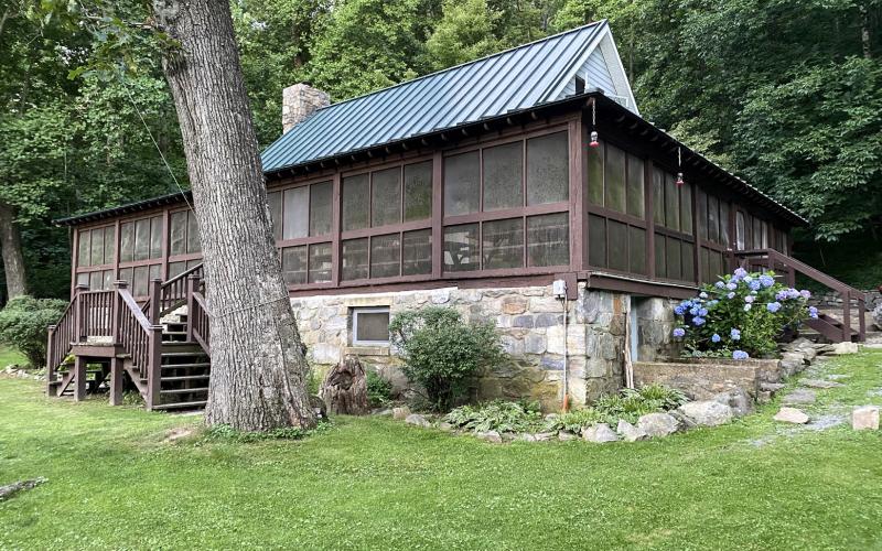 Pictured above is a cabin owned by the Appalachian trail Conservancy located just before Harpers Ferry, Virginia. Inset photo is the sign that designates the start of the Roller Coaster section.