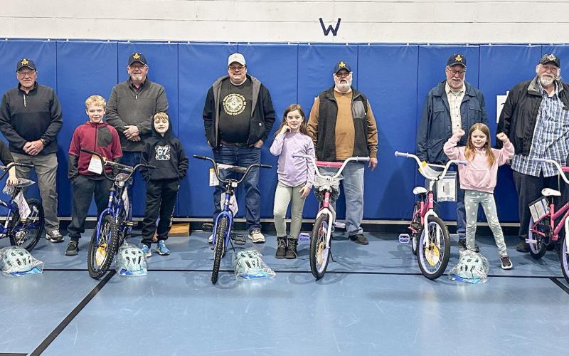 This year’s winners were, from left to right: River Smith, from Mrs. Brand’s class, with Mason Todd Gentry; Ryker Hamilton, from Mrs. Ritchie’s class, with Mason Dick Simmons; Silas Schutz, from Mrs. Winslow’s class, with Mason Art Day; Marcelene Smith, from Mrs. Gary’s class, with Mason Craig Runde; Aspen Paisley, from Mrs. Brand’s class, with Mason Mike Vos; and Abigail Davis, from Mrs. Winslow’s class, with Mason Dan Chapman.