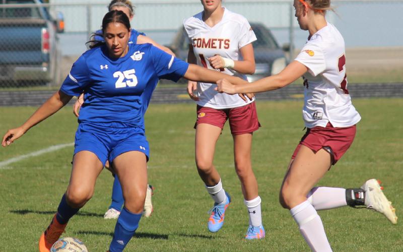 Mahak Kashyap pushes the ball forward, trying to weave through MNCA defenders.