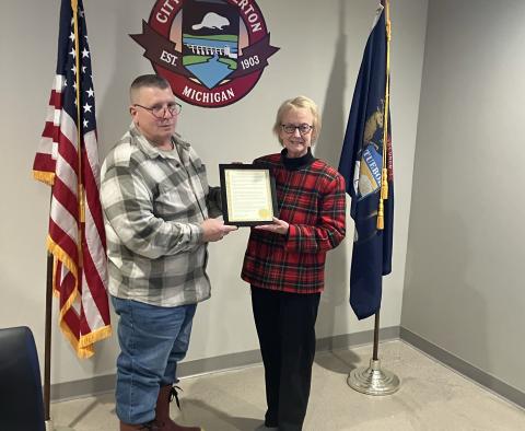Beaverton Mayor Ray Nau presents Nila Frei with a plaque honoring her years of service to the city as a member of the council and mayor. Inset: Beaverton City Manager Shannon Sirpilla swears in Mayor Ray Nau.
