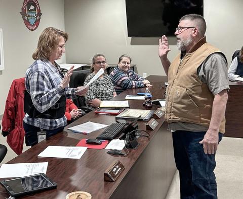 Raymond Nau is sworn in as Mayor of Beaverton at a Special Beaverton City Council meeting held at Beaverton City Hall.