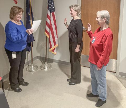 Beaverton City Clerk swears in new City Council members Tiffany Burgess and Nellie List at Monday’s meeting. Nila Frei (inset) was sworn in as Mayor Pro-Tem.