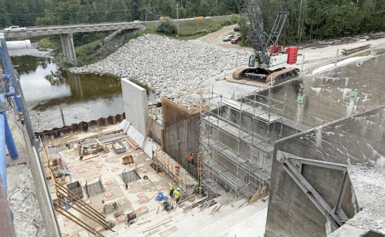 Work continues at Secord Dam on the primary spillway. The two main areas of construction are demolition of one of the spillway bays and placing concrete in the downstream lower slab. In the spillway chute, crews are installing baffle blocks, which are big blocks of concrete used to reduce the force of water as it flows. Crews also started to install the downstream steps.