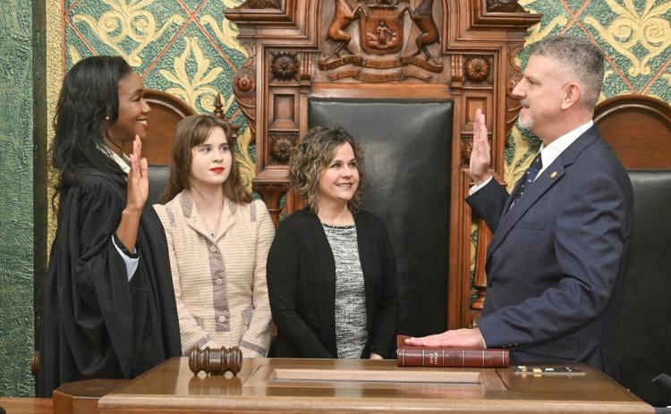 REP. HOADLEY SWORN INTO OFFICE
