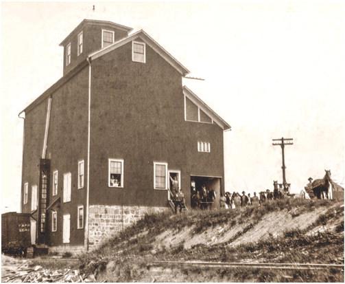 Ross Elevator in Beaverton was constructed on 1902. This photo appears to have been taken shortly afterward. As the end of the logging era loomed, Ron Ross recognized that area farmers would need an outlet to get their products to the rest of the world. He made the investment at great personal risk, but it paid off. FROM THE COLLECTION OF VELMA ROSS DAMOTH
