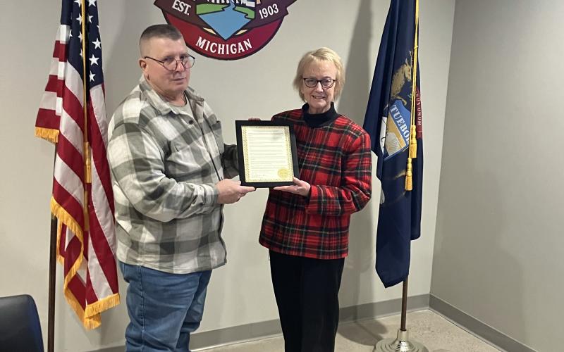 Beaverton Mayor Ray Nau presents Nila Frei with a plaque honoring her years of service to the city as a member of the council and mayor. Inset: Beaverton City Manager Shannon Sirpilla swears in Mayor Ray Nau.