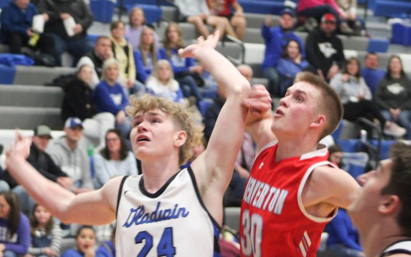 Gladwin’s Dalton Peters and Beaverton’s Layk Woodruff battle under the boards during the Flying G’s victory last Tuesday night.
