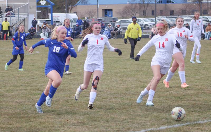 Gladwin’s Lily Miller races Beaverton’s Cheyenne Coppes and Harlie Lamson to the ball during last Tuesday’s victory for the Flying G’s.