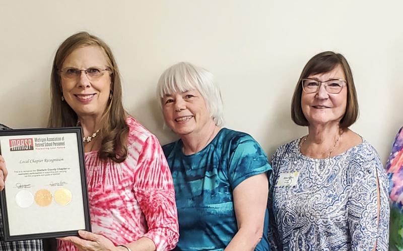 Mike Eagan, MARSP Area Director, presents the Chapter Service Award to Pam Sochacki, president. Other officers from left to right are Rene’e Benser Swanstra, Maureen Thurlow, and Sally Hightower. GLADWIN