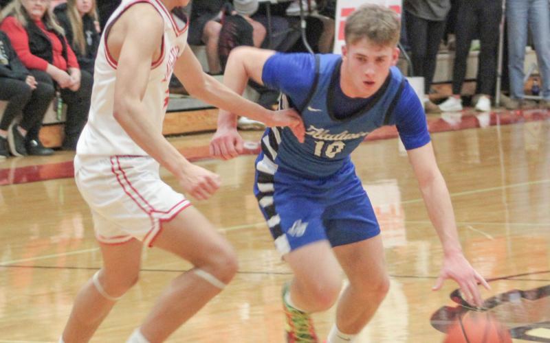 Gladwin’s Jacob Pahl tries to get around Beaverton defender Sean Barta during the Flying G’s victory in the JPC championship game Tuesday night.