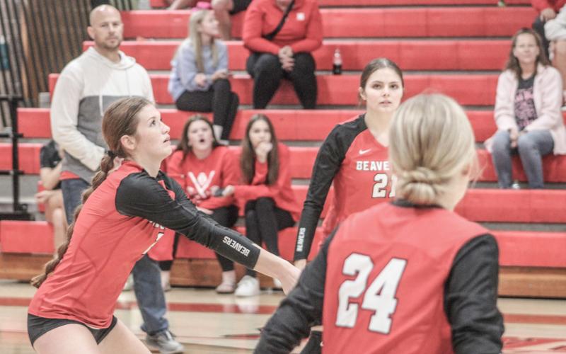 Beaverton’s Bryar Pollard keeps the ball alive between teammates Sophie Swinson and Harlie Lamson last Wednesday night at St. Louis.