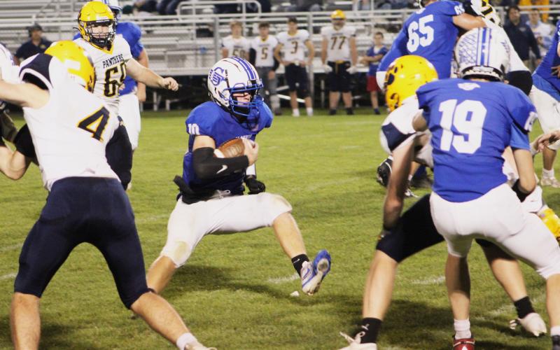 Gladwin’s Jacob Pahl high steps into an opening in the Standish-Sterling defense during the fourth quarter.
