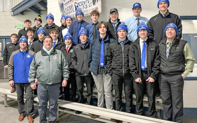 GLADWIN HOCKEY MAKES DONATION TO VETS