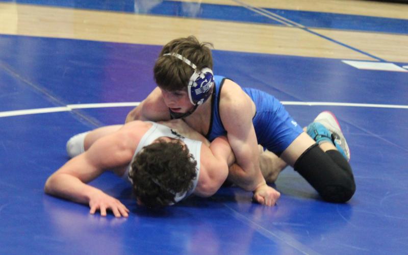 Gladwin’s Ethan Palmateer won a regional championship at 120 Saturday to advance to the state meet.