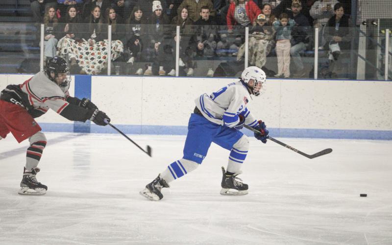Gladwin splits first two hockey games