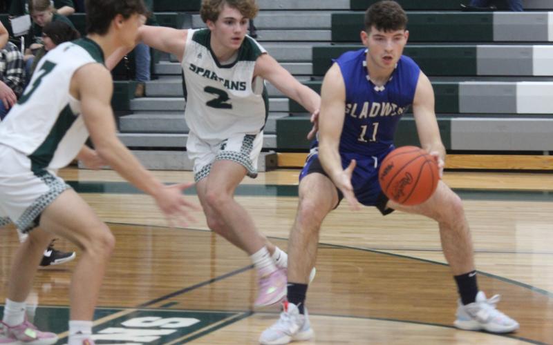 Nick Wheeler receives a pass during the game against Pinconning.