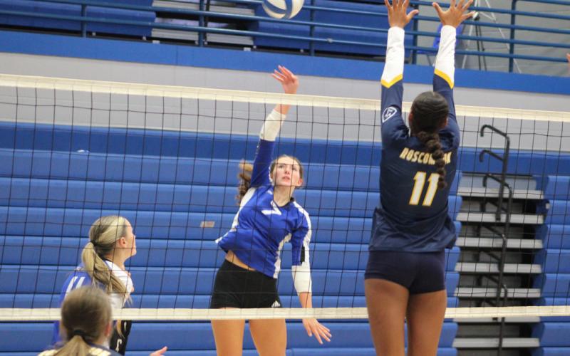 Two-time defending champion Gladwin sweeps Farwell in JPC volleyball opener