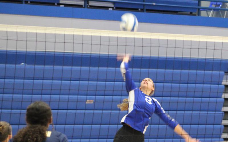 Two-time defending champion Gladwin sweeps Farwell in JPC volleyball opener