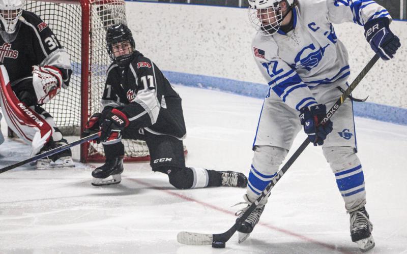 Gladwin’s Landin Woods loads up a back-hander during last Wednesday’s victory over the FNV Griffins.