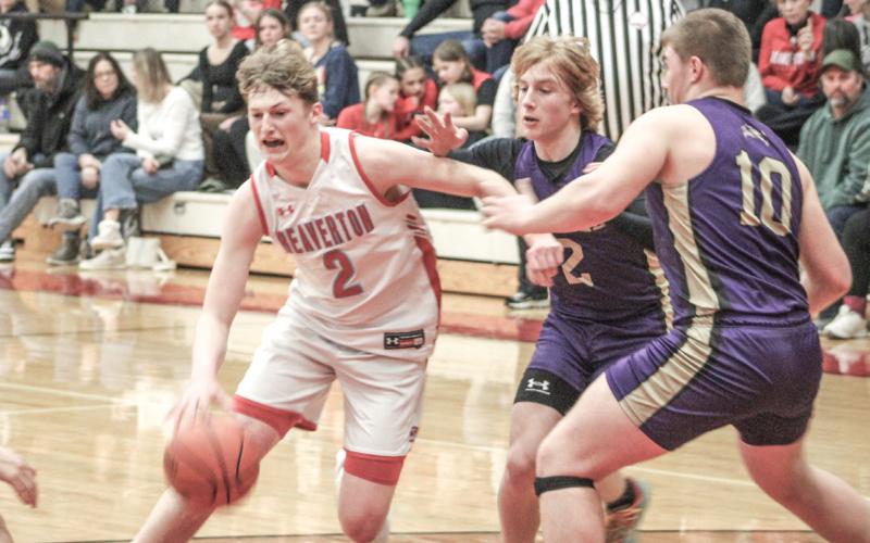 Beaverton’s Ian Roberts drives to the basket during Friday night’s 62-25 victory over visiting Farwell that snapped a five-game losing streak.
