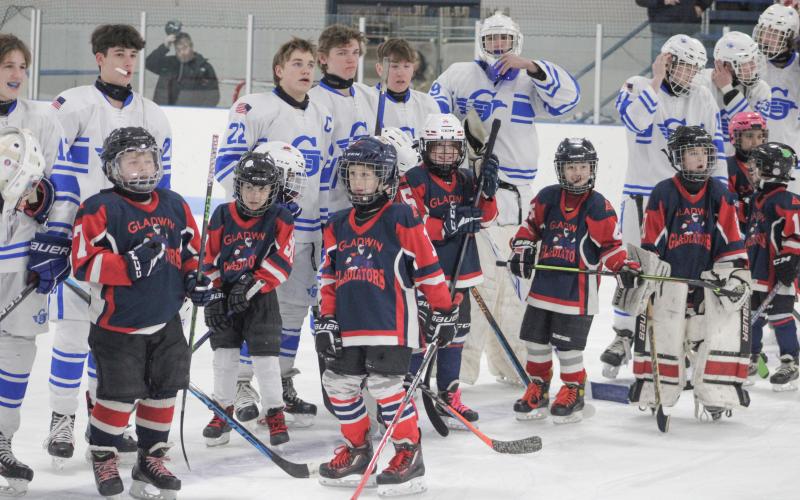 Mites take the ice with their idols
