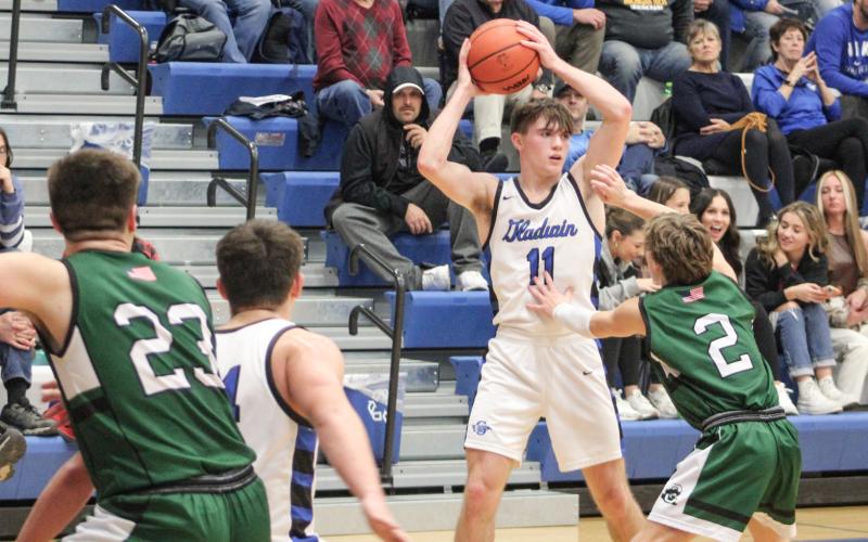Gladwin boys’ hoop team falls to Clare, Meridian