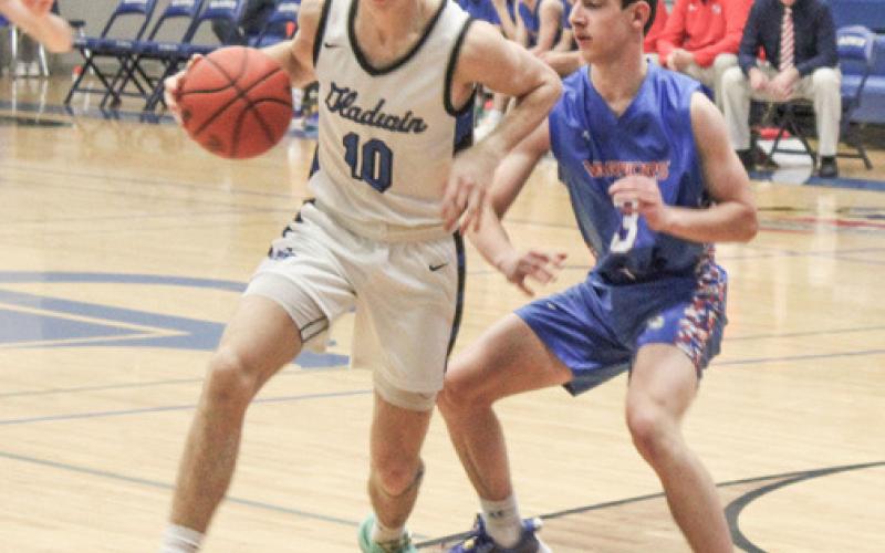 Gladwin’s Seth Mead turns the corner and races by a Remus Chippewa Hills defender during last Wednesday’s victory.