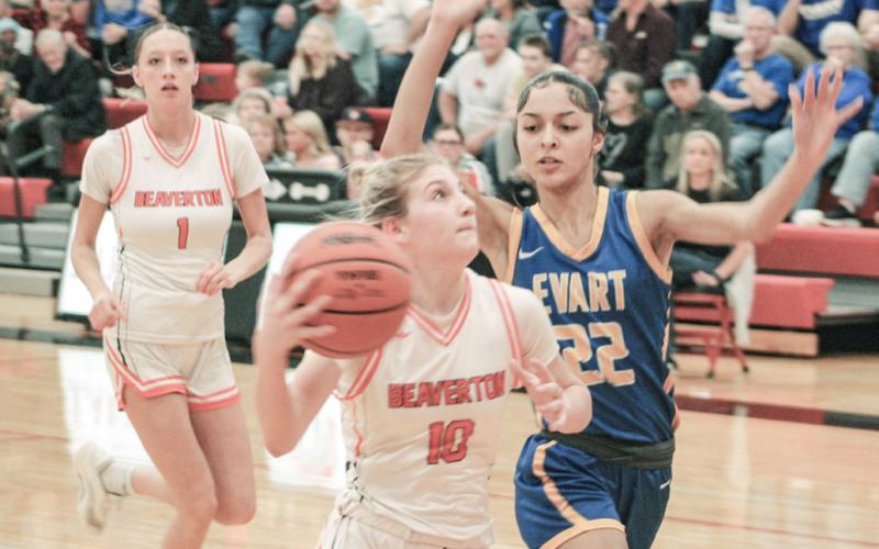 Beaverton’s Rylan Tabaszewski drives to the hole during Monday night’s loss to Evart that ended the season for the Beavers with a record of 21-4.