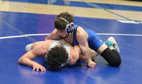 Gladwin’s Ethan Palmateer won a regional championship at 120 Saturday to advance to the state meet.