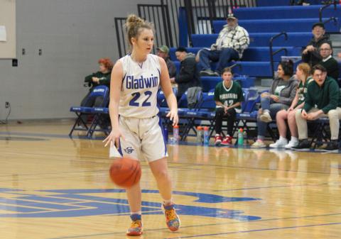 Gladwin’s Liz Winchester scans the court, looking over her options.