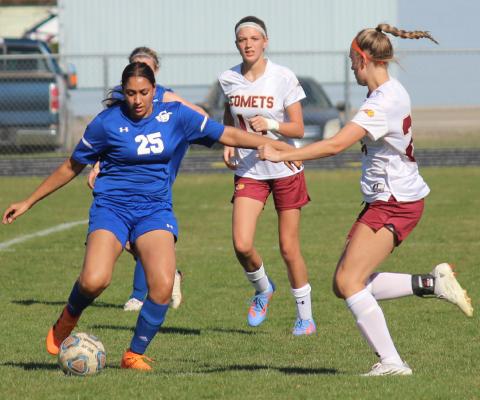 Mahak Kashyap pushes the ball forward, trying to weave through MNCA defenders.