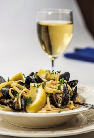 4 popular wine varieties and the foods that go with them
