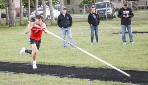Beaverton’s Warner vaults to state meet