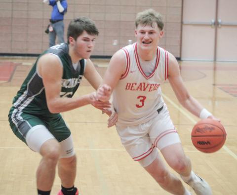 Beaverton’s Ian Roberts angles toward the paint during Friday night’s overtime victory over Pinconning.