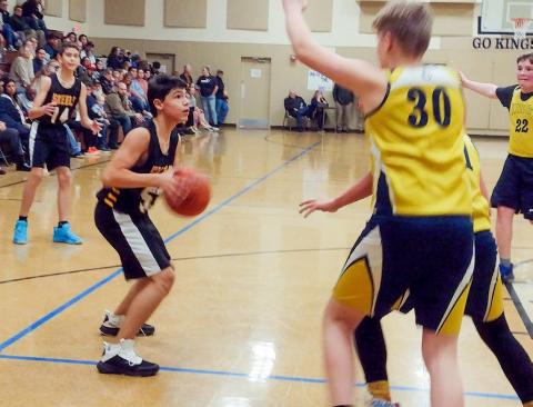 Ricky Bedtelyon attempts to outmanuever the Kings’ defense.