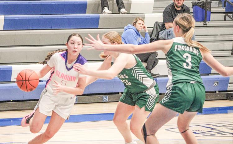 Gladwin’s Liliana Gutierrez drives the baseline during last week’s loss to visiting Pinconning on Coaches Vs. Cancer Night.