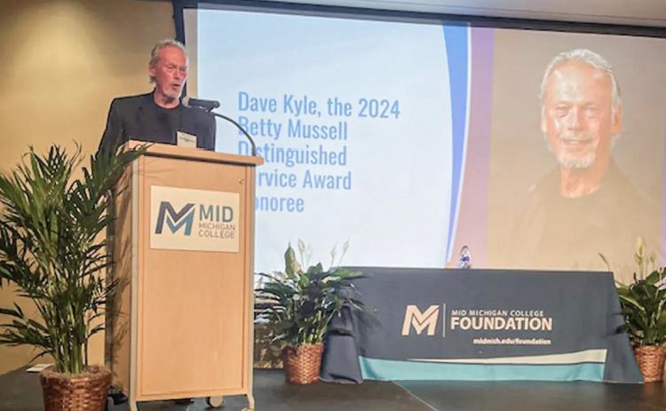 Dave Kyle speaking at the Mid Michigan College Foundation hosted event An Evening of Gratitude.