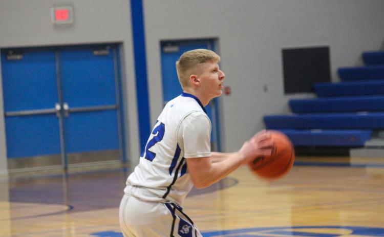 Jayden Mieske sets up the shot for Gladwin.
