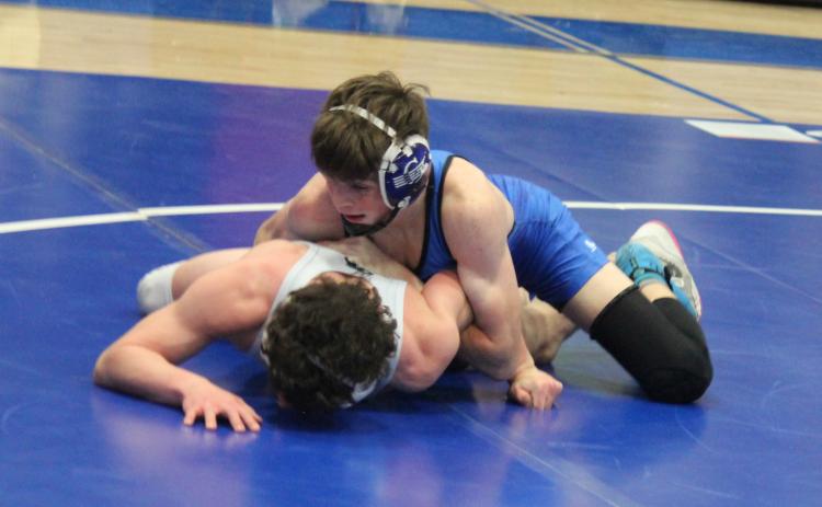 Gladwin’s Ethan Palmateer won a regional championship at 120 Saturday to advance to the state meet.