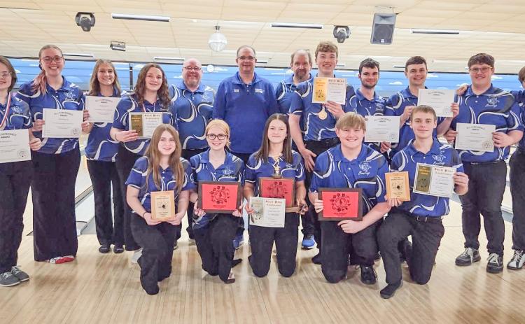 Gladwin’s bowlers pose with their prizes after a big year in the Jack Pine Conference ended Saturday at Riverwood Resort. In the front row (left to right) are: Payton Sanders, Ryleigh Sanders, Angelica Corlew, Jaden Willis, Hunter Davy. In the back row are: Madeline Crawford, Josie Pollock, Alexis Farrow, Brittany Crawford, Coach Crawford, Coach VanTiem, Coach Hager, Carson Hindman, Dylan Moore, Wade Roehrs, Riley Banfield, and Noah Raymond.